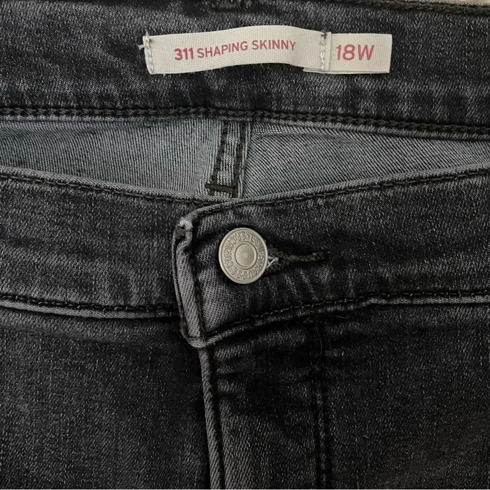 Levi’s 311 Shaping Skinny Mid Rise Jeans in Bloom Black Women’s Size 18W SHORT